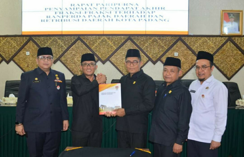 Ketua DPRD Padang Syafrial Kani serahkan nota persetujuan APBD-P 2023 kepada Walikota Hendri Septa.